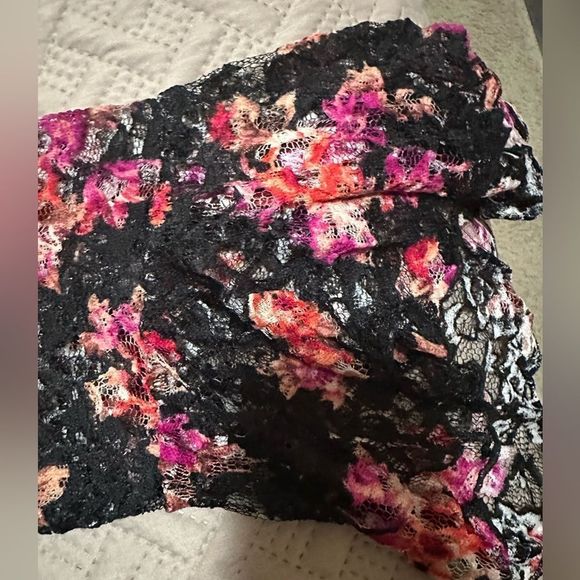 New-Plus Size Venus Off-The-Shoulder Lace Dress. Size 24. - Picture 6 of 9